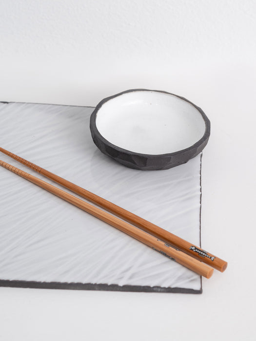 Black and white serving plateau