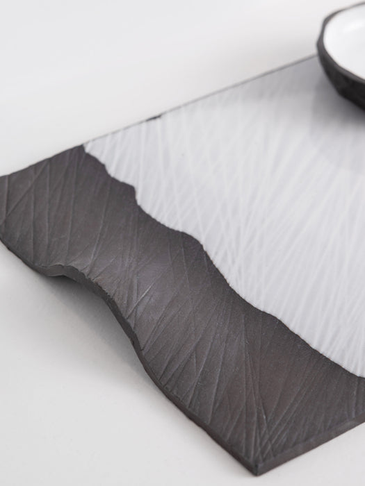 Black and white serving plateau