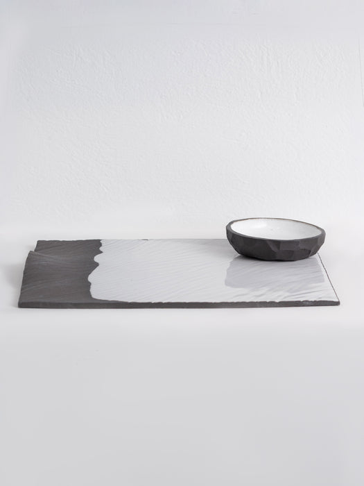 Black and white serving plateau